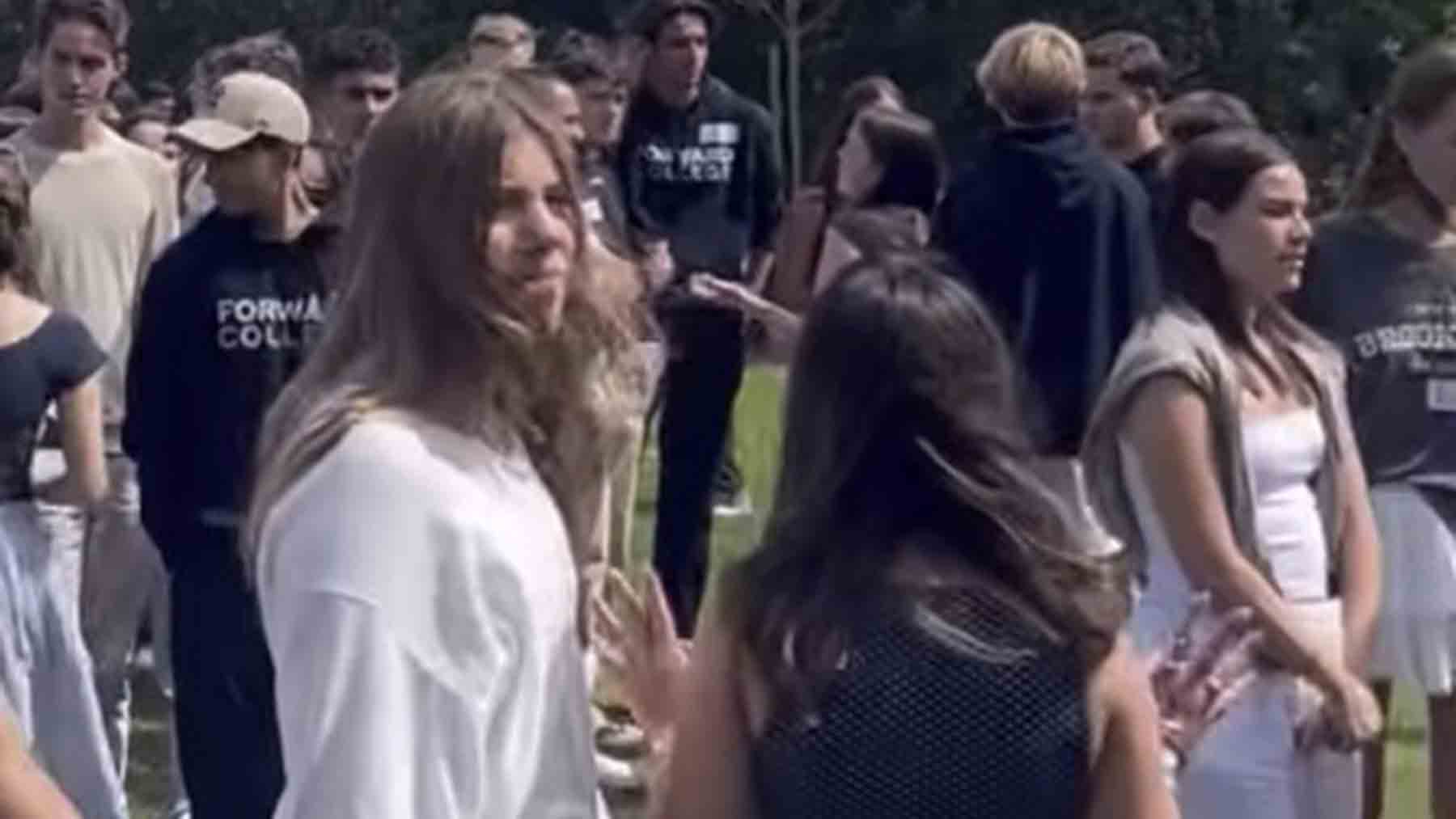 Primeras imágenes de la infanta Sofía en la universidad: una llamativa compañía y un ‘look’ desenfadado