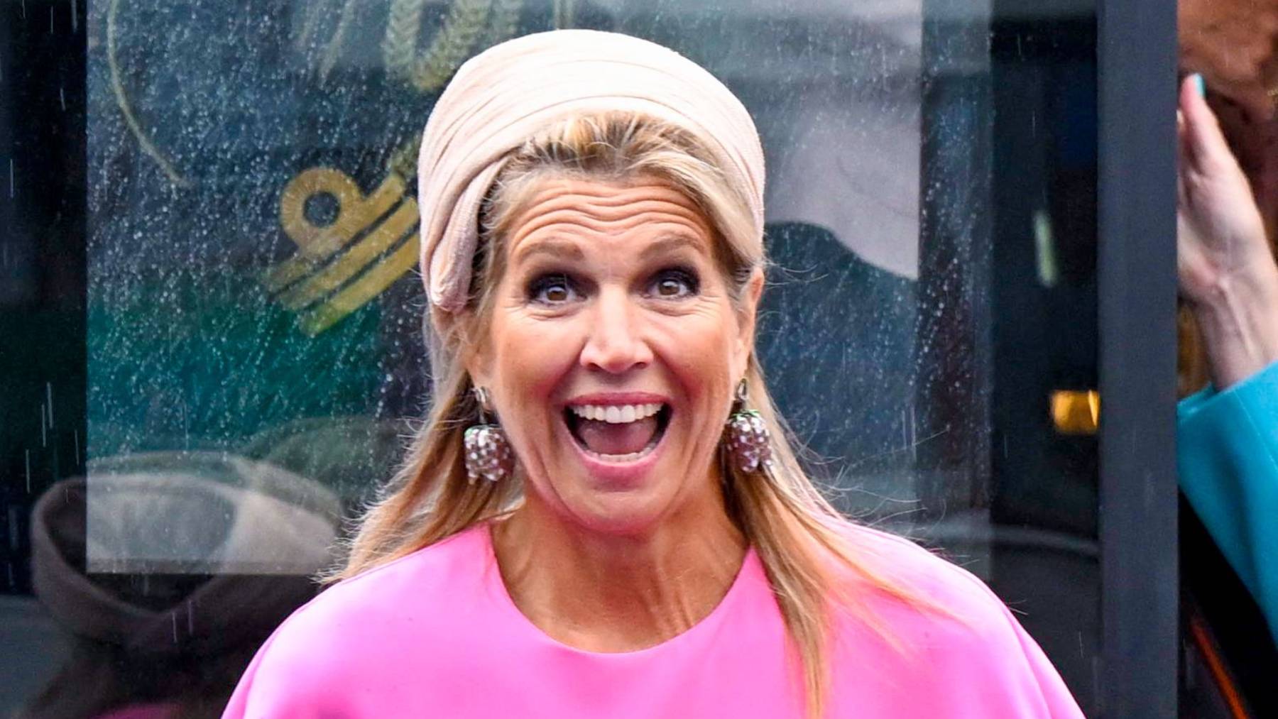 El momento viral de Máxima de Holanda: un alumno cae sobre ella en plena foto oficial
