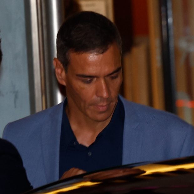 Pedro Sánchez intentó esquivar las cámaras sin éxito en su salida secreta con Begoña Gómez. (FOTO: GTRES)