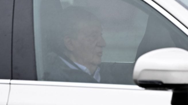 El Rey Juan Carlos I en el interior de un coche. (Foto: Gtres)