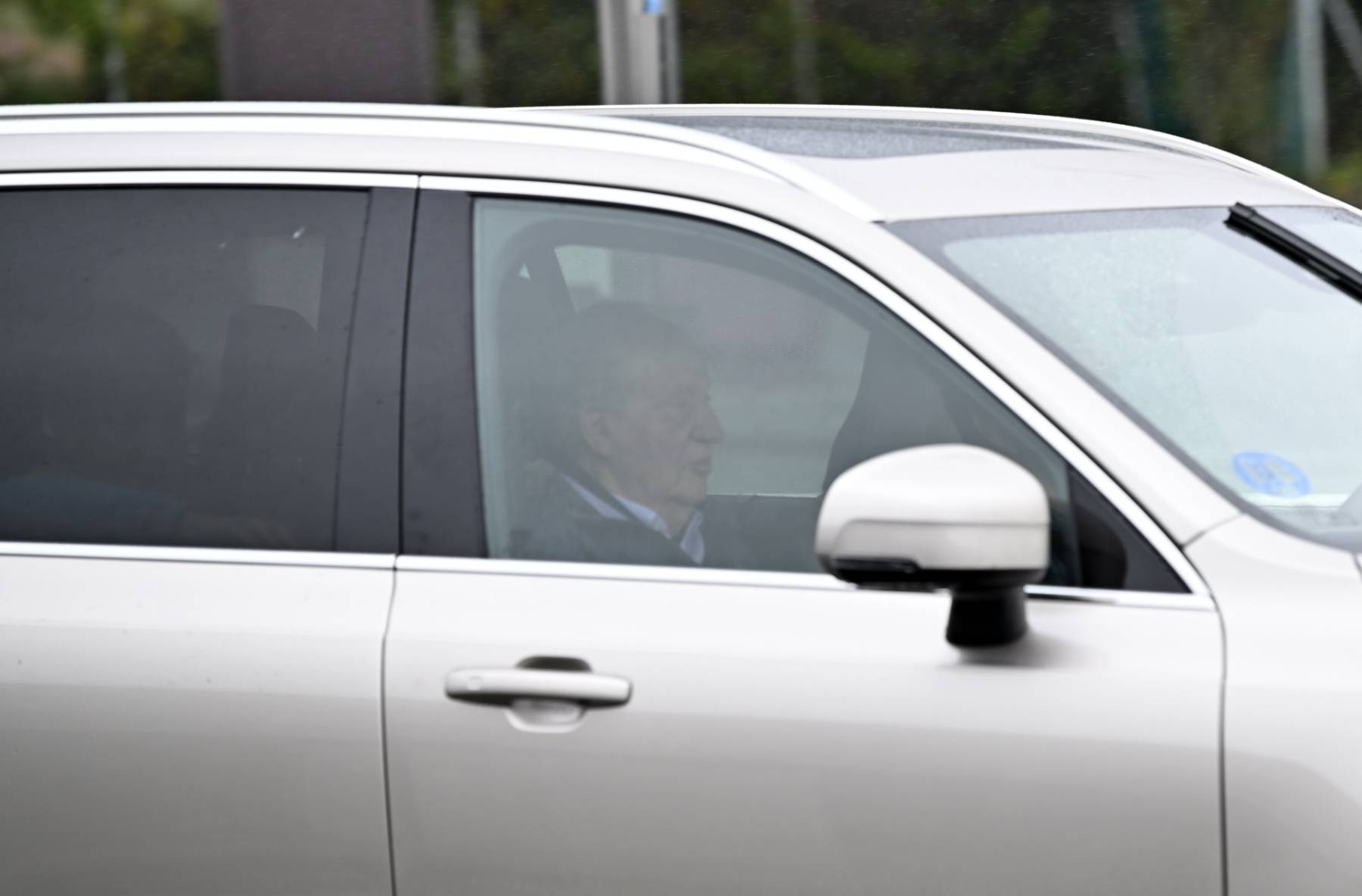 El Rey Juan Carlos I en el interior de un coche. (Foto: Gtres)