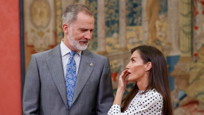 Los Reyes Felipe y Letizia en un acto oficial. (Foto: Gtres)