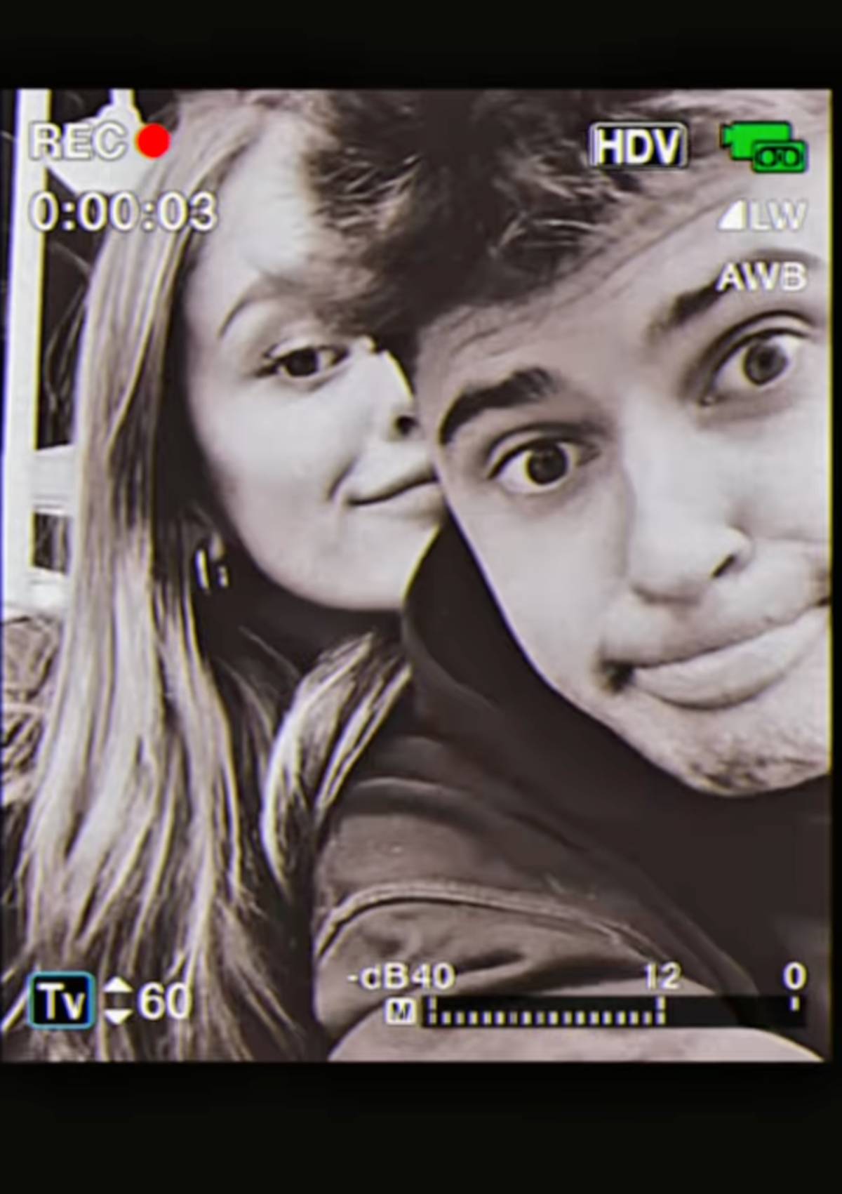 Javier Tudela y Marina Romero en uno de los clips del vídeo. (Redes Sociales)