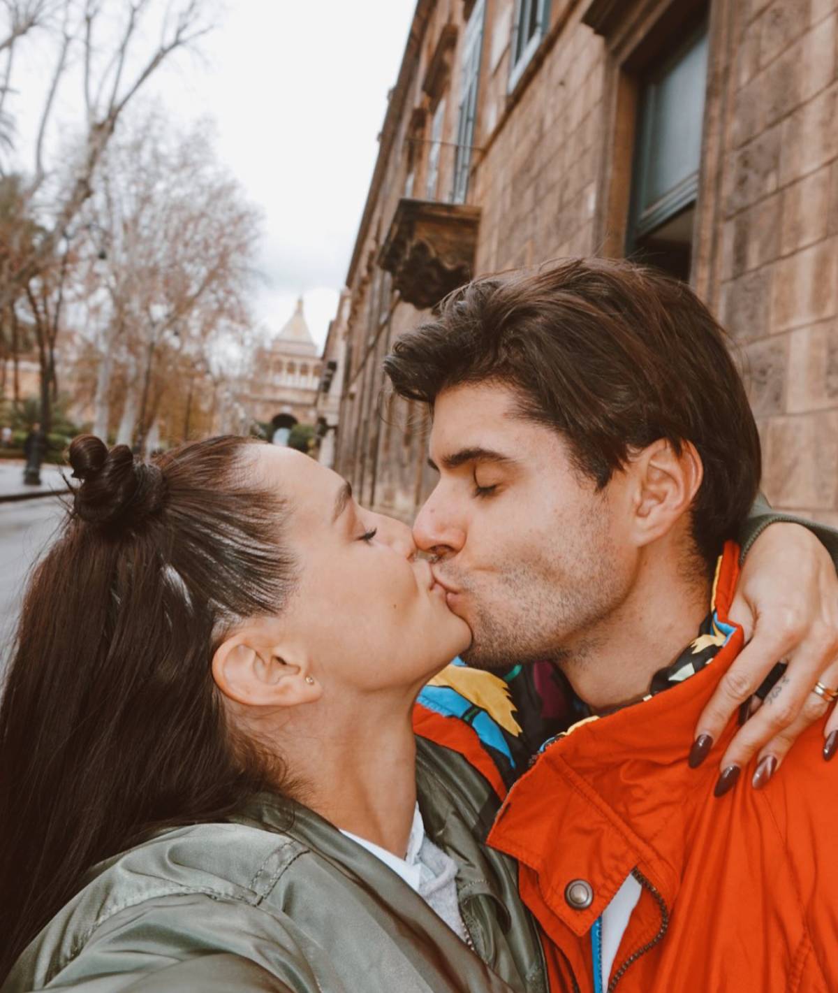Marina besa con ternura la frente de Javier mientras él cierra los ojos y sonríe. (Redes Sociales)