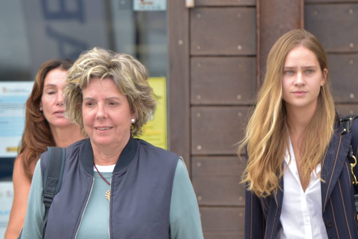 Llegada tranquila de Irene Urdangarin, con su traje de chaqueta azul marino y raya mostaza, junto a Simoneta Gómez-Acebo. (Gtres)