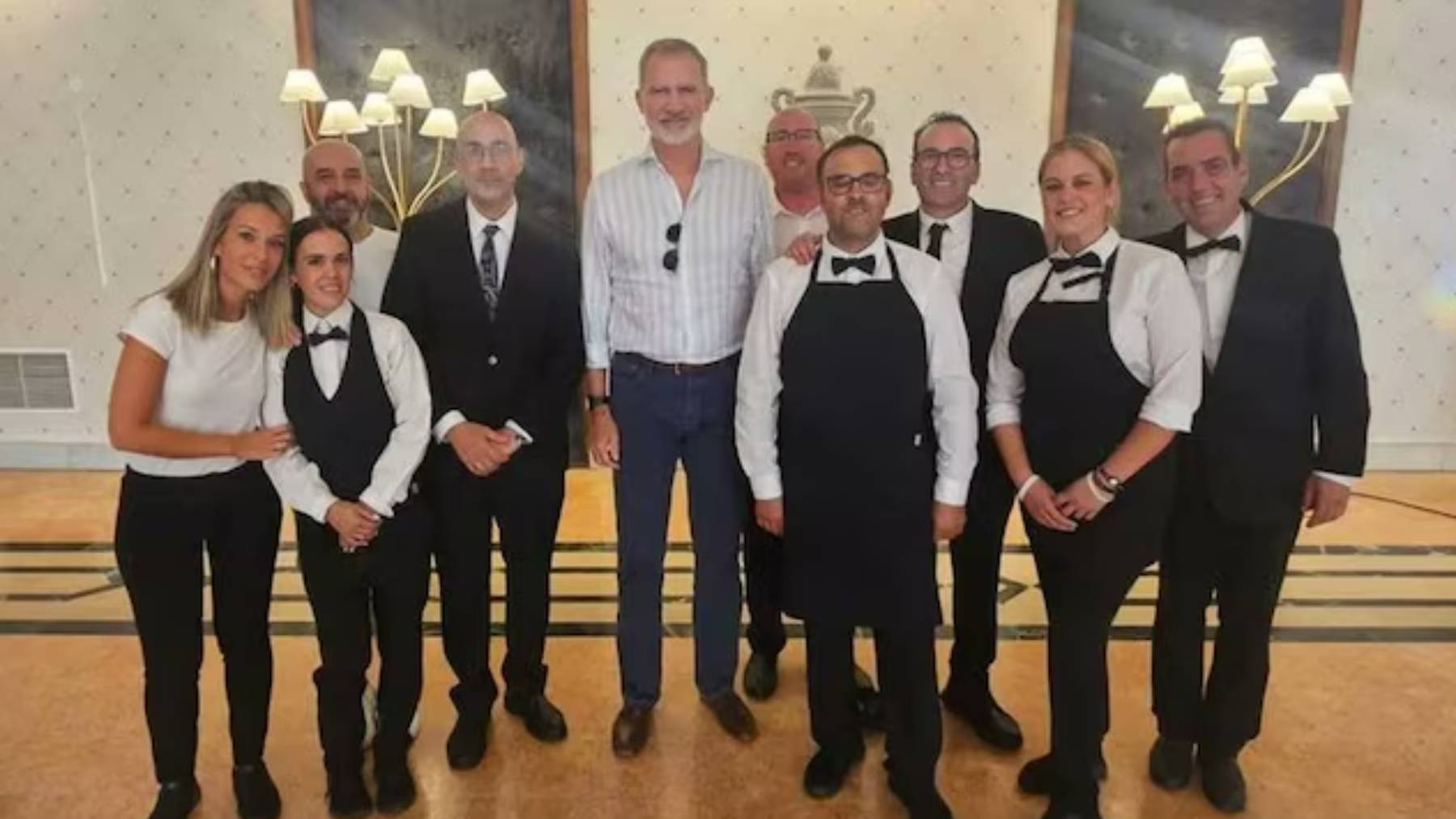 Felipe VI con los trabajadores del restaurante del Hotel Ciudad de Úbeda, (Foto: Redes sociales)
