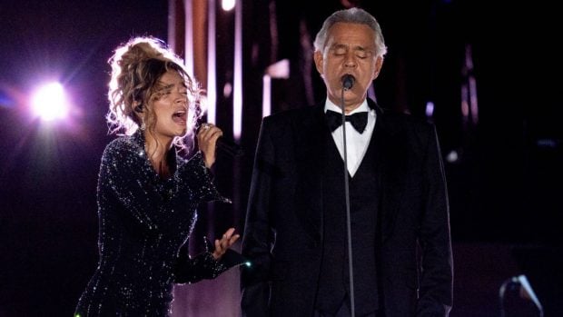 Karol G actuando junto a Andrea Bocelli en el Vaticano. (Foto: Gtres)