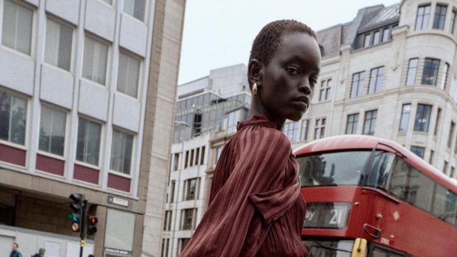 Arrasan en Zara: 5 blusas elegantes y versátiles que son la mejor opción para ir a la oficina ese otoño