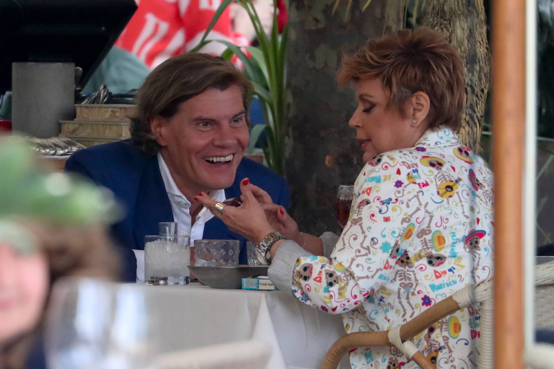 La presentadora Terelu Campos y Tito Pajares en una terraza de Madrid. (Foto: Gtres)