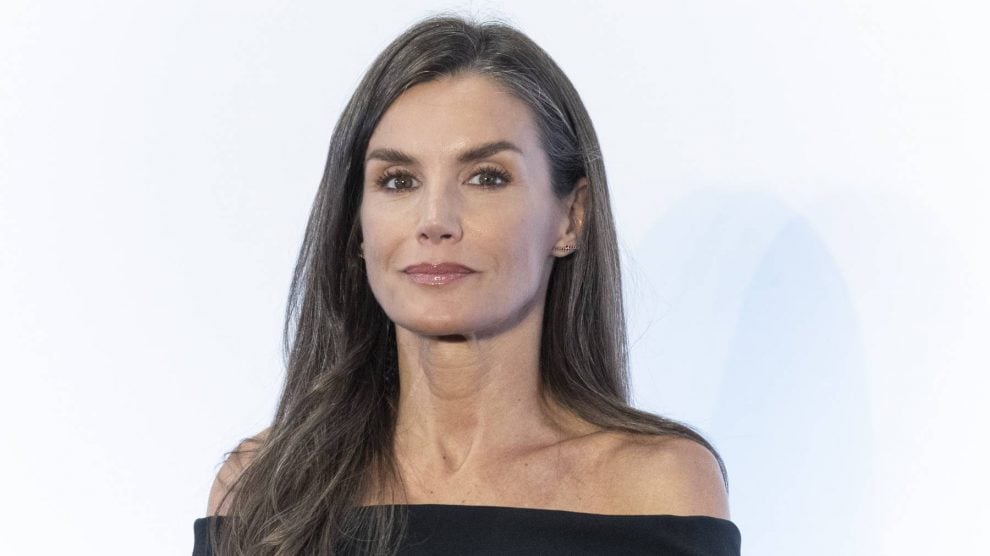 Letizia apuesta por la elegancia atemporal con un vestido Bardot en su primer acto en El Cairo
