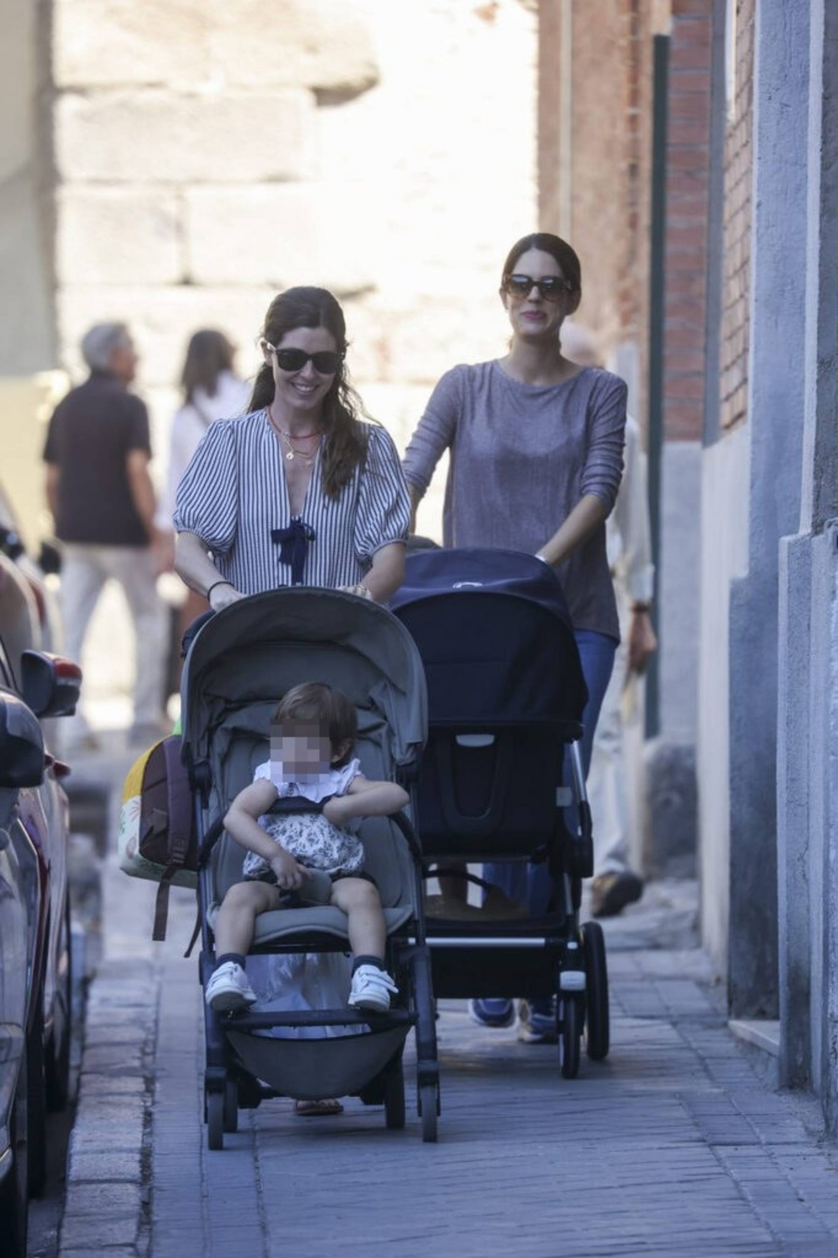 Belén Corsini y Sofía Palazuelo por las calles de Madrid. (Foto: Gtres)