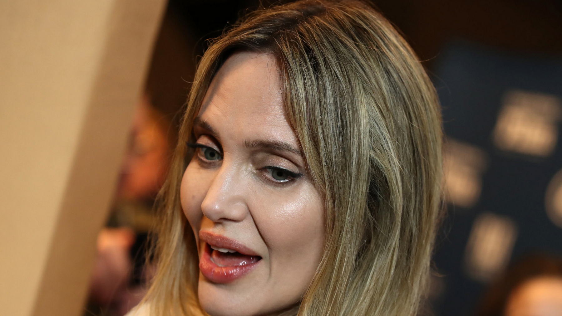 La cara más gore de Angelina Jolie: del collar de sangre de su novio a su colección de cuchillos