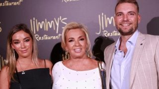 Carmen Borrego junto a sus dos hijos en el 60 cumpleaños de Terelu Campos. (Foto: Gtres)