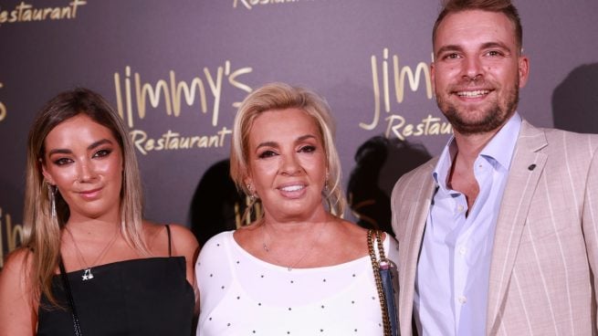 Carmen Borrego junto a sus dos hijos en el 60 cumpleaños de Terelu Campos. (Foto: Gtres)