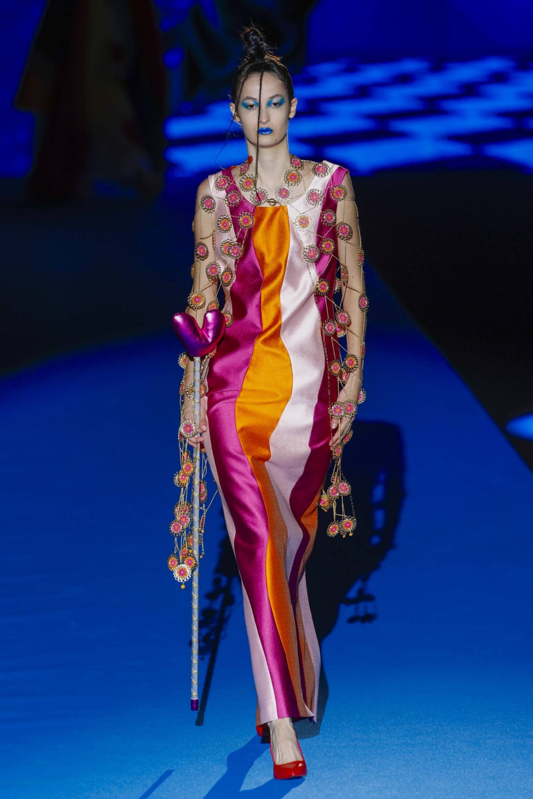 Una modelo en el desfile de Ágatha Ruiz de la Prada. (Foto: Gtres)