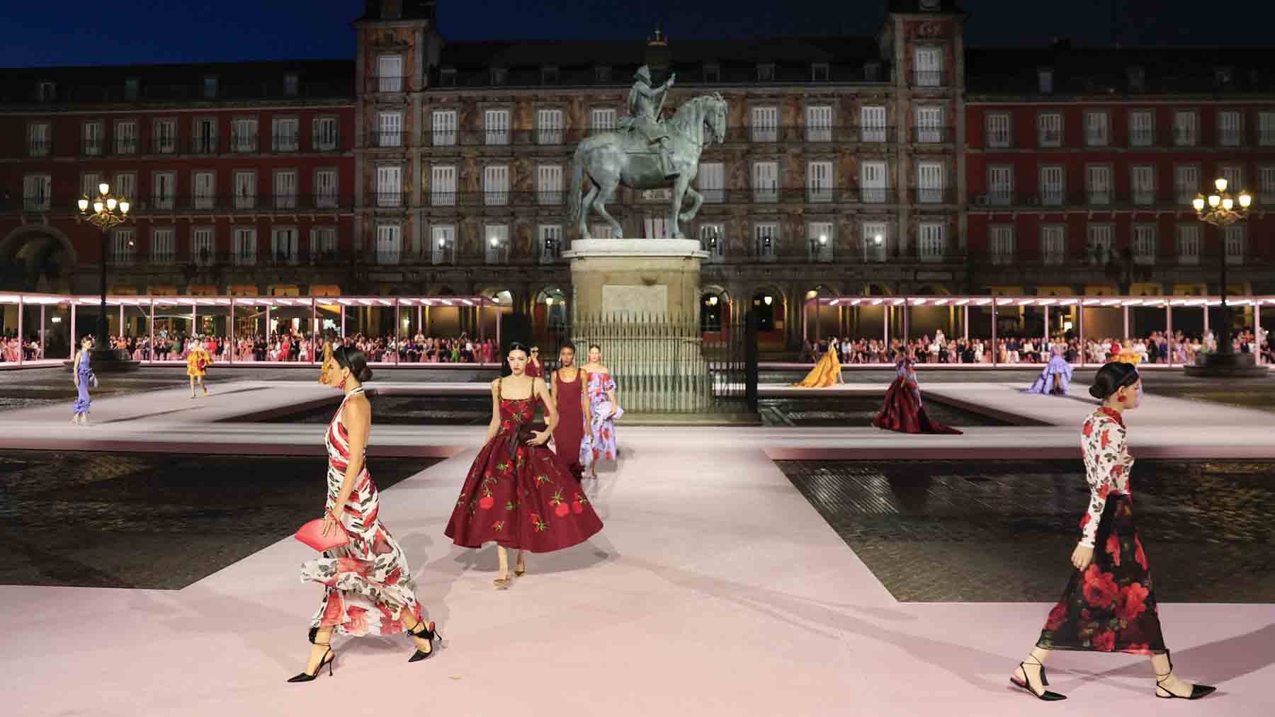 Carolina Herrera convierte la Plaza Mayor en una cumbre de