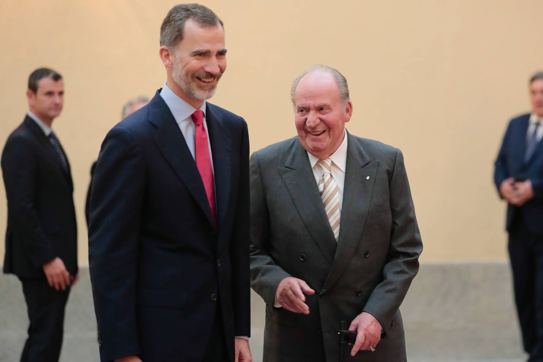 Don Juan Carlos I y el Rey Felipe VI en un acto oficial. (Foto: Gtres)
