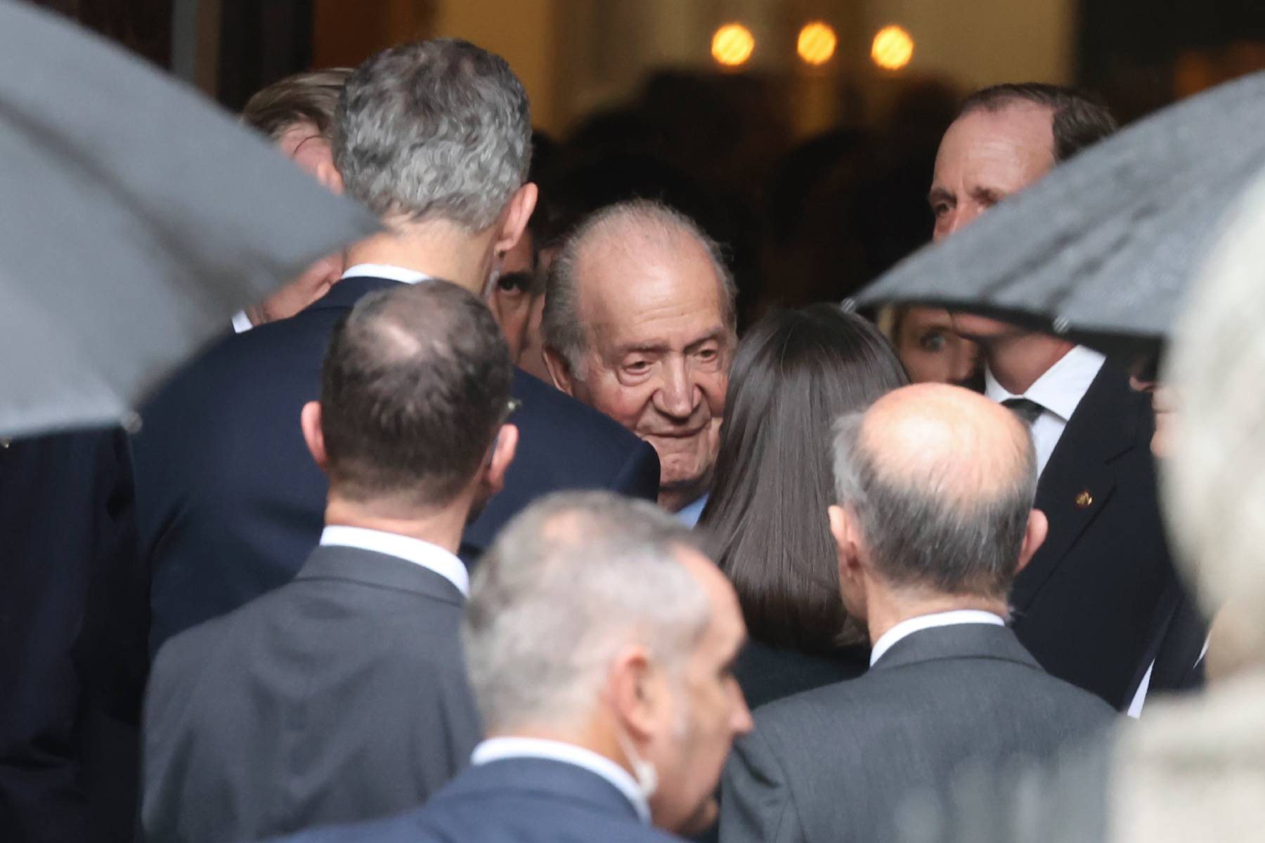 El Rey Juan Carlos I en el funeral de Fernando Gómez-Acebo. (Foto: Gtres)