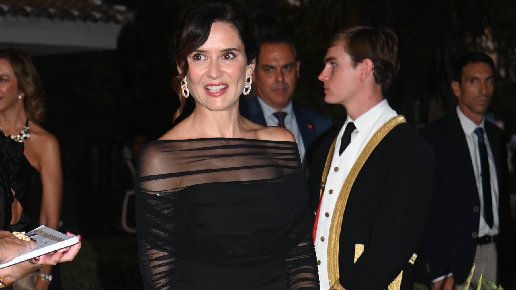 Ayuso estrena un look de noche de Vicky Martín Berrocal y deslumbra en Sevilla