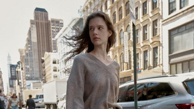 El milagro de Zara existe: la falda que te hace parecer más alta y estilizada por menos de 30 euros