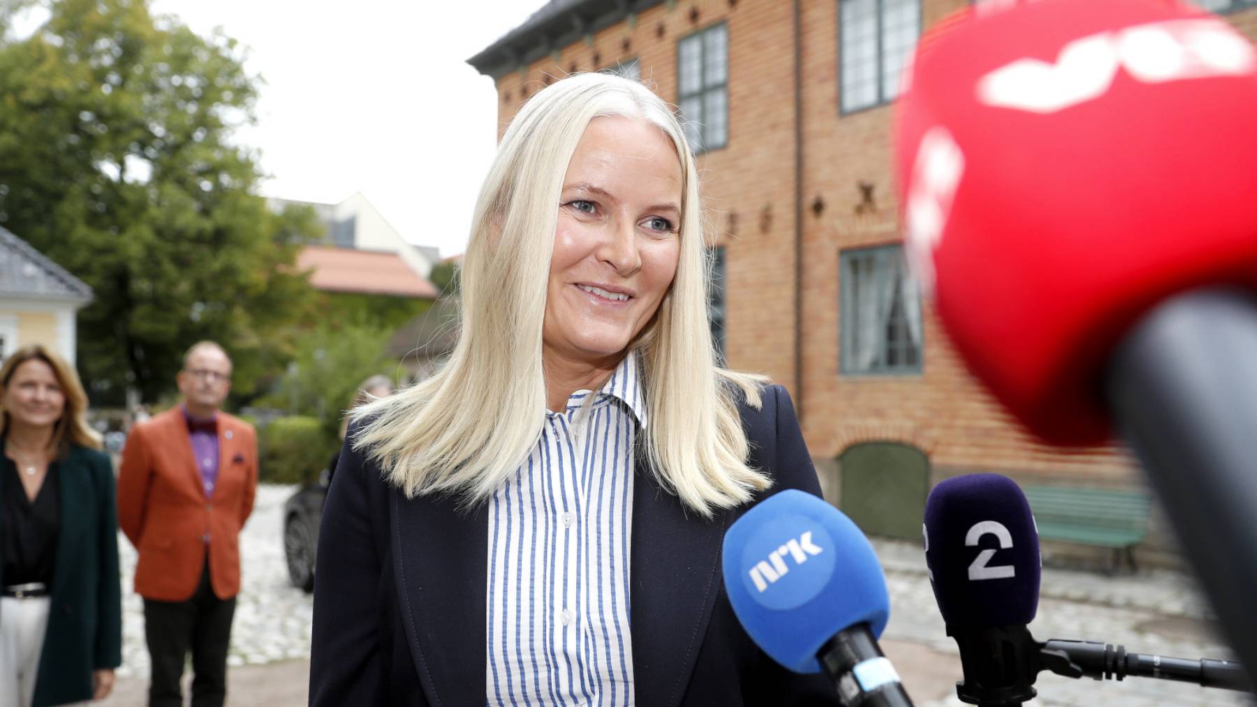 La princesa Mette-Marit atendiendo a la prensa. (Foto: Gtres)