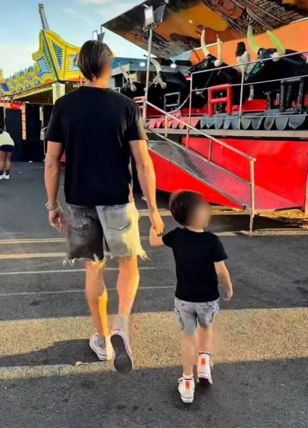 Javier Tudela en la feria con su hijo mayor. (Foto: Instagram)