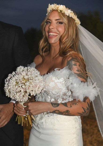 Laura Rubio vestida de novia con el simbólico ramo. (Foto: Gtres)