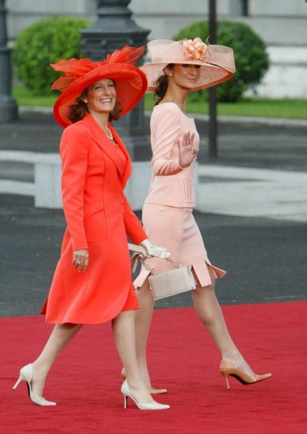 Telma Ortiz y Paloma Rocasolano en la boda de doña Letizia. (Foto: Gtres)