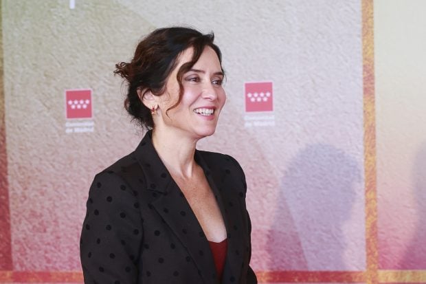 Isabel Díaz Ayuso recicla un traje de chaqueta de una marca que desapareció. (FOTO: GTRES)