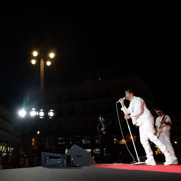 Pablo Alborán durante su concierto gratuito en la Puerta del Sol. (FOTO: GTRES)