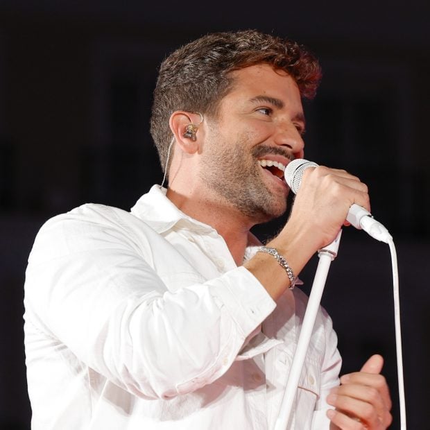 Pablo Alborán durante su concierto gratuito en la Puerta del Sol. (FOTO: GTRES)