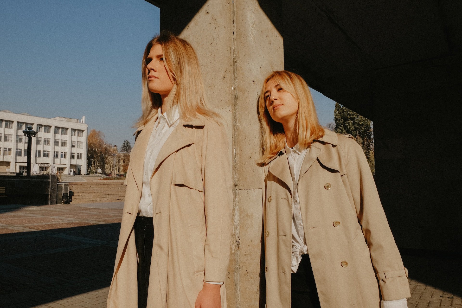 Ni Zara ni Stradivarius: la gabardina que necesitas para vestir bien está en Mango Teen