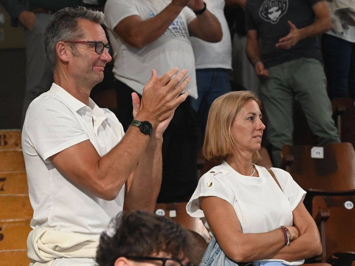 Ainhoa Armentia e Iñaki Urdangarin en el último partido de Pablo Urdangarin en León. (Redes Sociales)