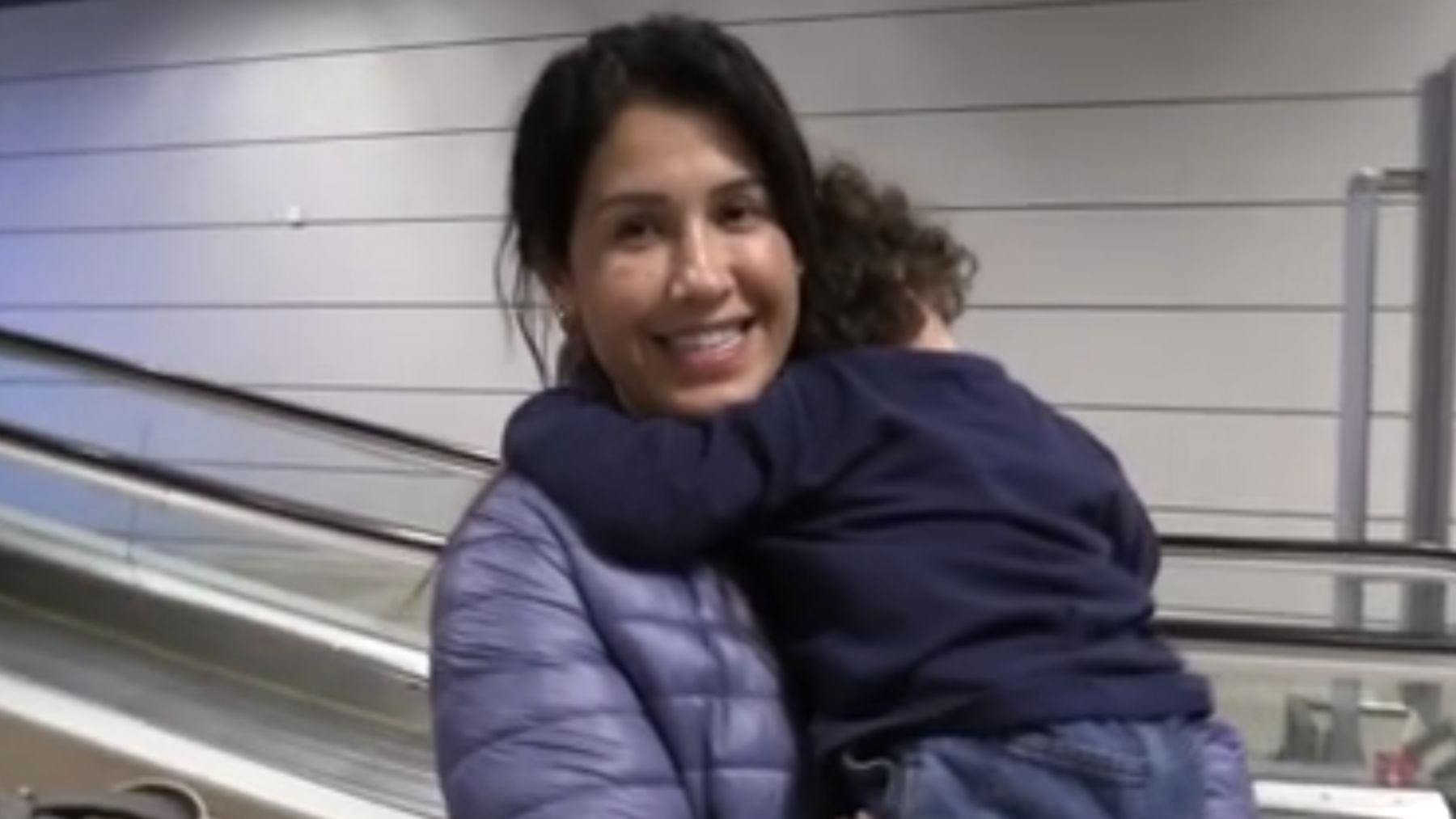Gabriela Guillén a su llegada a España con su hijo. (Foto: Gtres)