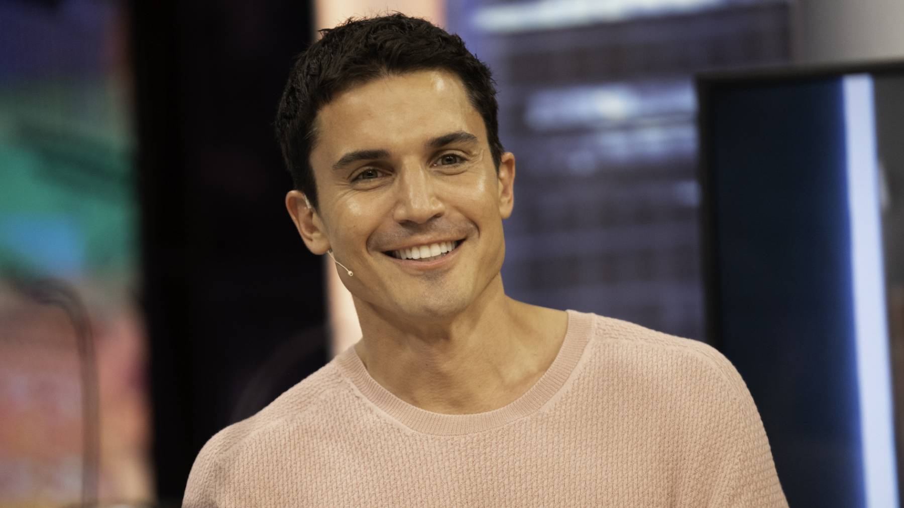 Amor en pausa: Álex González reaparece en televisión mientras su relación con Camila Rojido se tambalea