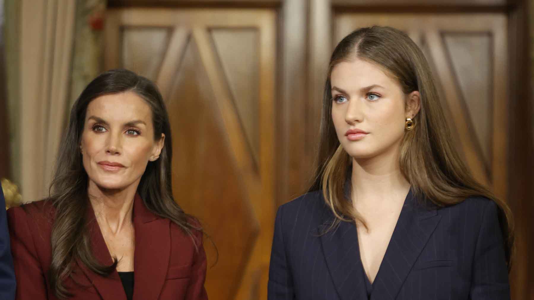 La Reina Letizia se mimetiza con Leonor en su estreno como princesa de Viana