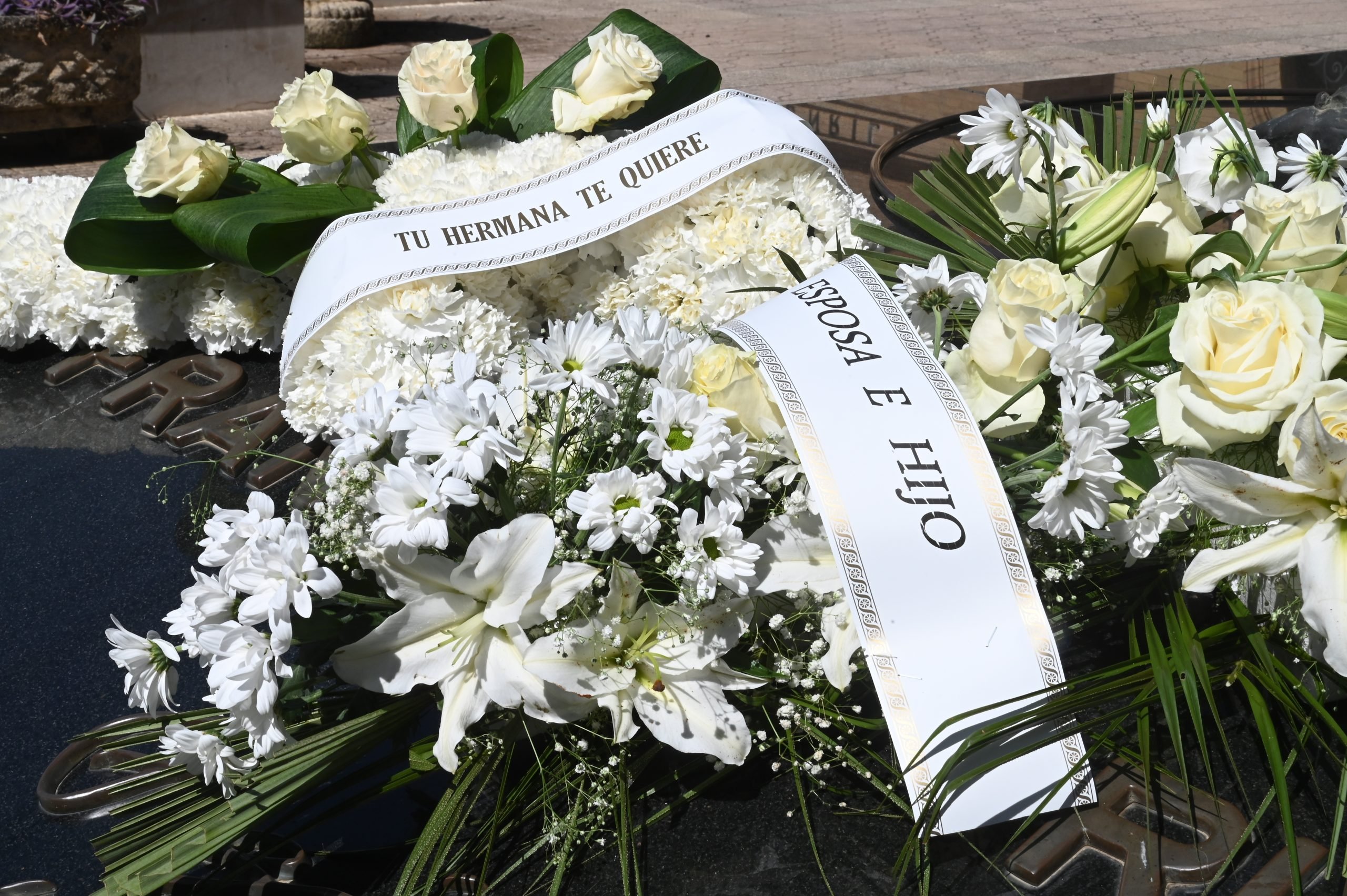 La corona de flores que ha mandado Isabel Pantoja a la tumba de Paquirri. (Foto: Gtres)