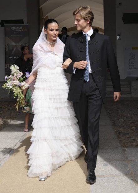 Lucía Entrecanales y Laszlo Bene saliendo del templo Hospital de Tavera recién casados. (Foto: Gtres)