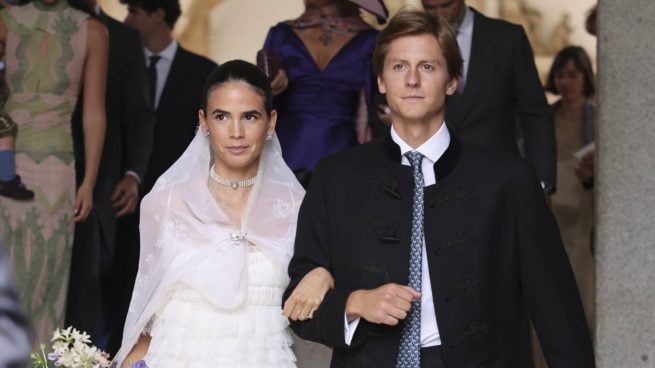 Lucía Entrecanales y Laszlo Bene saliendo del templo Hospital de Tavera recién casados. (Foto: Gtres)