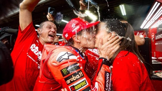 Marc Márquez y Gemma Pinto celebran el logro del motorista con un beso a pie de pista. (Foto: Gtres)