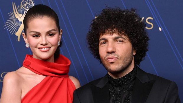 Selena Gómez y Benny Blanco posando en un photocall. (Foto: Gtres)