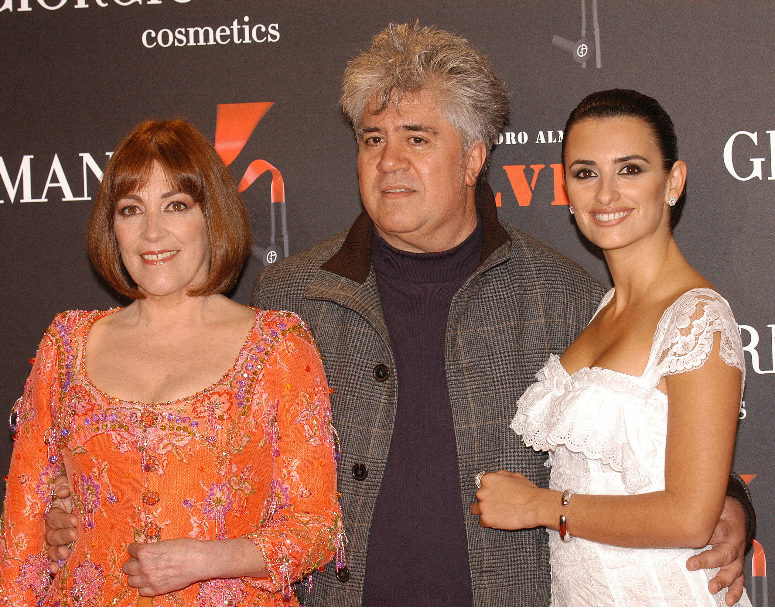 Carmen Maura con Pedro Almodóvar y Penélope Cruz. (Foto: Gtres)