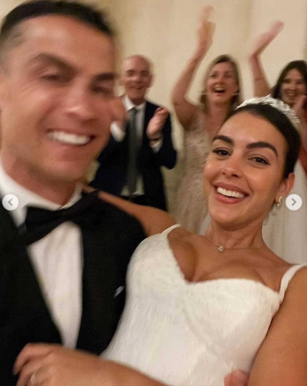 Cristiano carga a Georgina mientras los invitados aplauden eufóricos en segundo plano. (Creado con IA)
