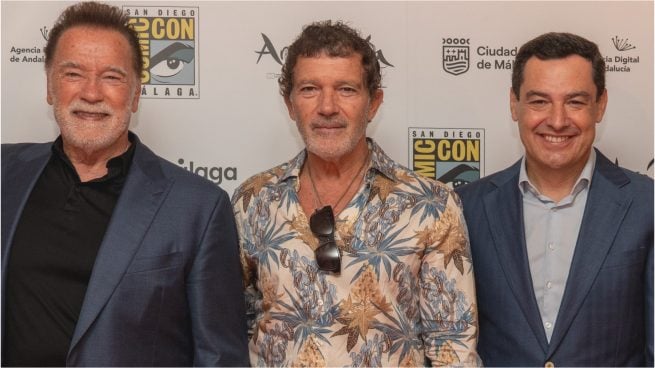 Arnold Schwarzenegger, Antonio Banderas y Juanma Moreno. (FOTO: GTRES)
