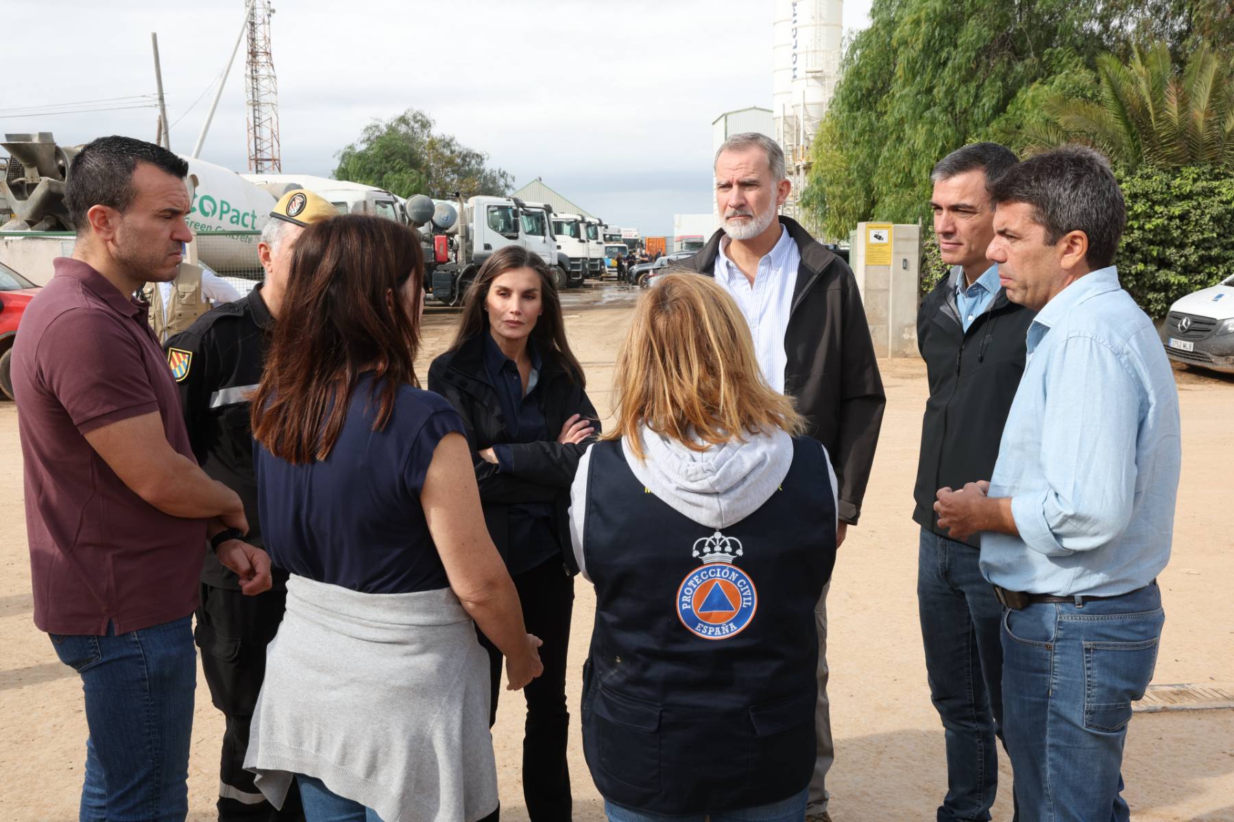 Los Reyes Felipe y Letizia en Paiporta tras la DANA. (Foto: Gtres)