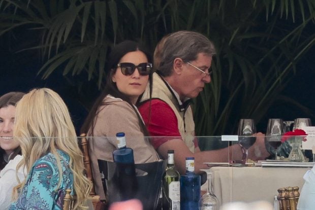 Bárbara Mirjan y Cayetano Martínez de Irujo durante una comida. (Foto: Gtres)