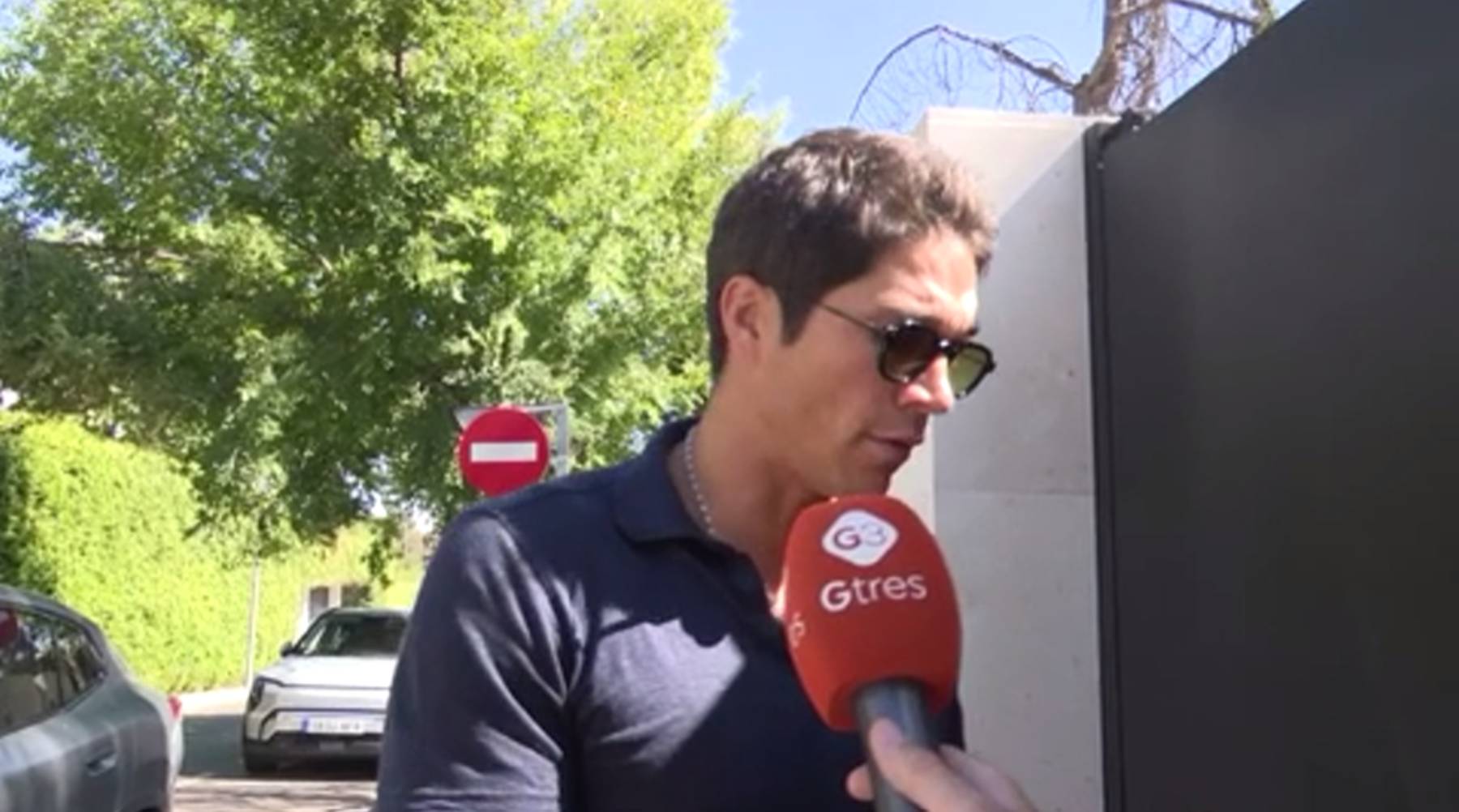 Pablo Castellano en las inmediaciones de su casa en Madrid. (Foto: Gtres)