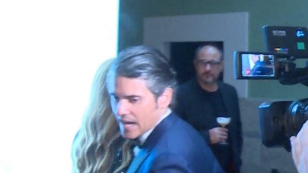 Julián Porras evita que su mujer, Olivia de Borbón, responda a los periodistas. (FOTO: GTRES)