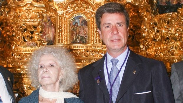 Cayetano Martínez de Irujo y Cayetana de Alba en el Cristo de Los Gitanos. (FOTO: GTRES)