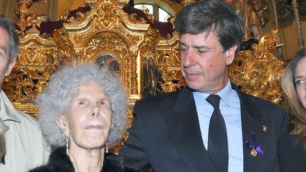 Cayetano Martínez de Irujo y Cayetana de Alba en el Cristo de Los Gitanos. (FOTO: GTRES)